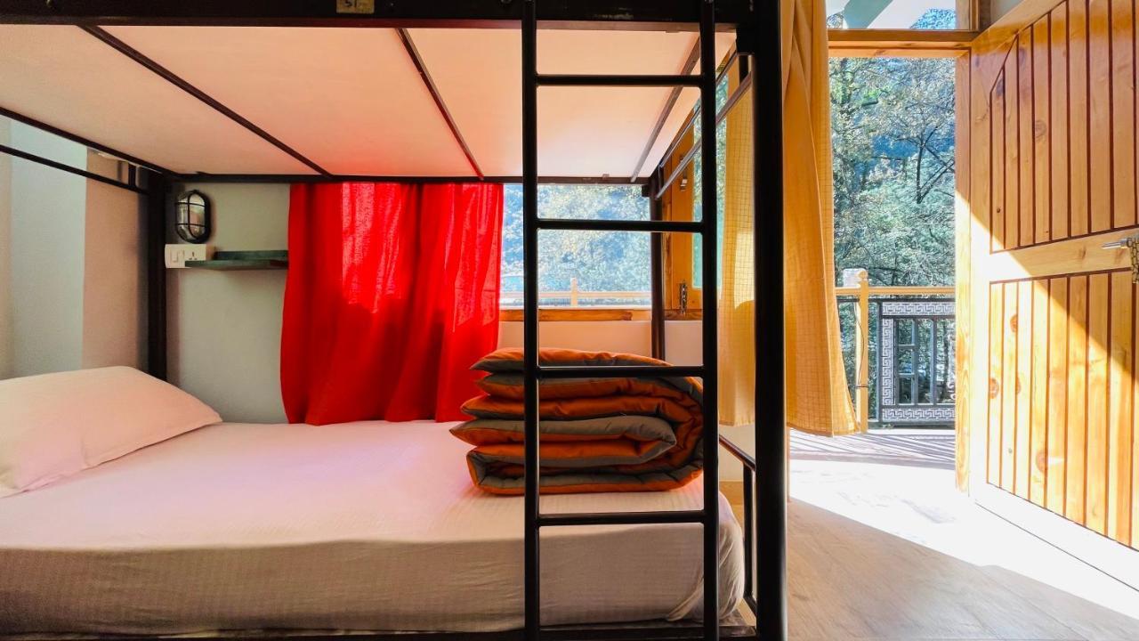 Madpackers Jibhi - Of Streamsides & Waterfalls Ngoại thất bức ảnh