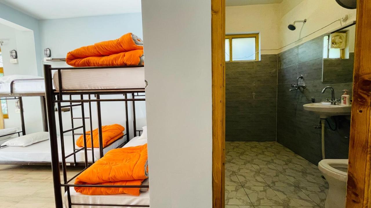 Madpackers Jibhi - Of Streamsides & Waterfalls Ngoại thất bức ảnh